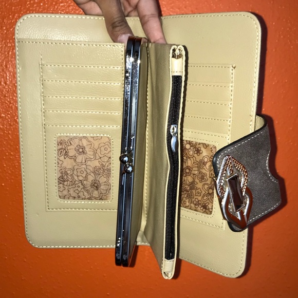 STYLISH CLUTCH - Picture 6 of 8